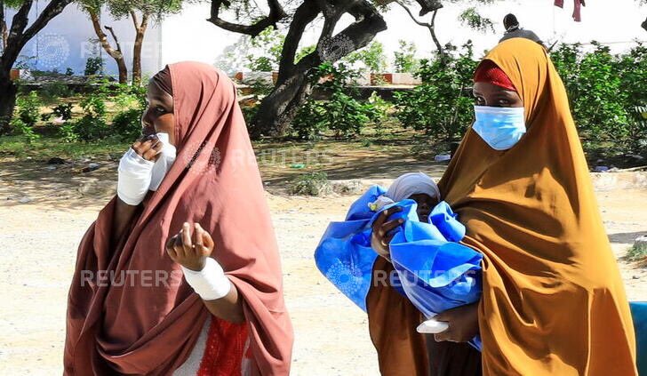 feisalomar's tweet photo. A woman carries her child at madina hospital after they were injured in a suicide car explosion at the Asluubta prison in Dharkenley district Mogadishu Somalia April 28.2021 .REUTERS/Feisal Omar https://t.co/9Sct5r2avy