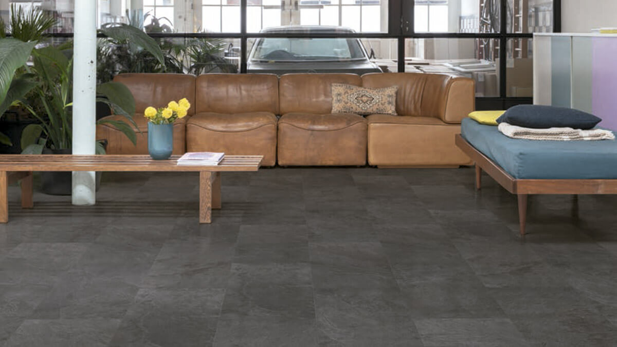 QuickStepBcn's tweet image. El nuevo suelo de vinilo Alpha Vinyl de Quick Step se puede instalar en cualquier superficie con un simple sistema de clic y el único suelo de vinilo que es 100% impermeable. Se adapta a cualquier interior gracias a la amplia gama de colores y estructuras. bit.ly/3c4j9vT