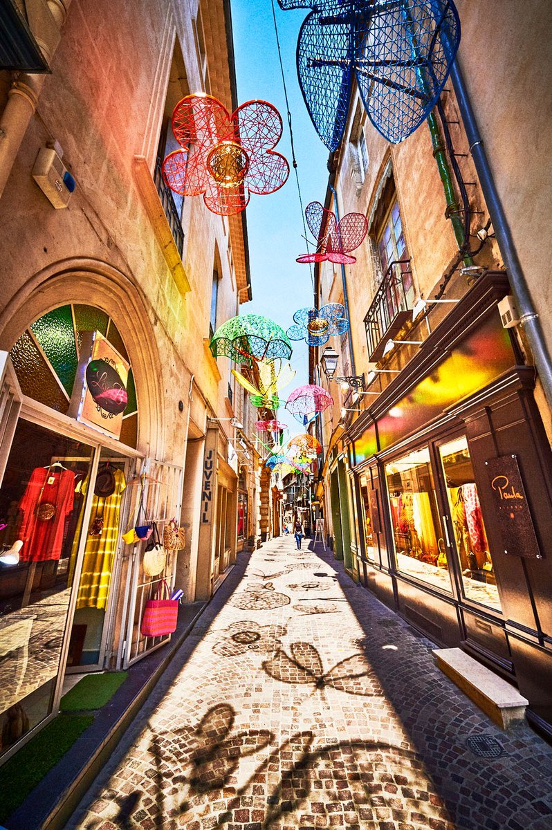 pyrocharlotte's tweet photo. 🌷🎶En attendant de faire briller à nouveau le ciel, nous vous proposons nos décors #madeinFrance et #ecoresponsable pour offrir à vos habitants, visiteurs et commerçants des rues colorées et joyeuses à la sortie du confinement ?🦋🌼
#ecologie #Deconfinement #summervibes #villes https://t.co/tz64PuegTL