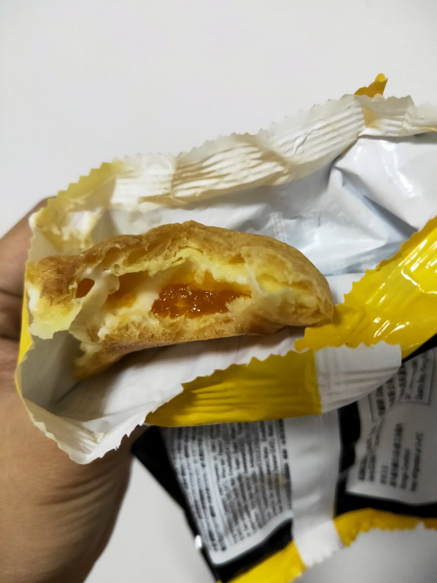I found you. This cream puff was squished by my other items in my bag. But it didn't detract itself from the taste. Just. Ah. I flattened it.
