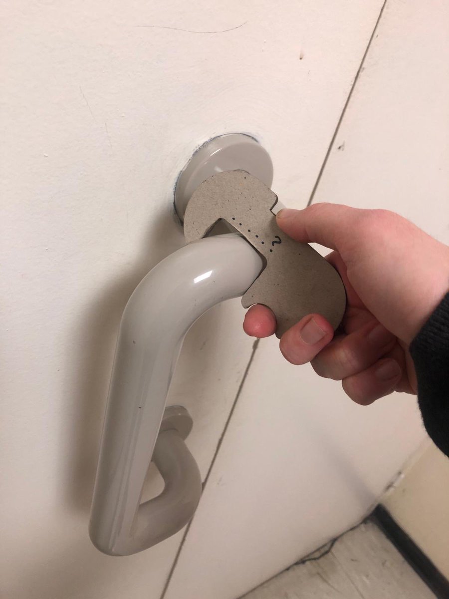 Autre exemple d’autonomisation des agents et de positionnement en « problem solvers » grâce au FabLab : on permet aux soignants de fabriquer eux-mêmes leur « clé » en 3D pour ouvrir les portes sans contact. #Covid #problemsolver #lean