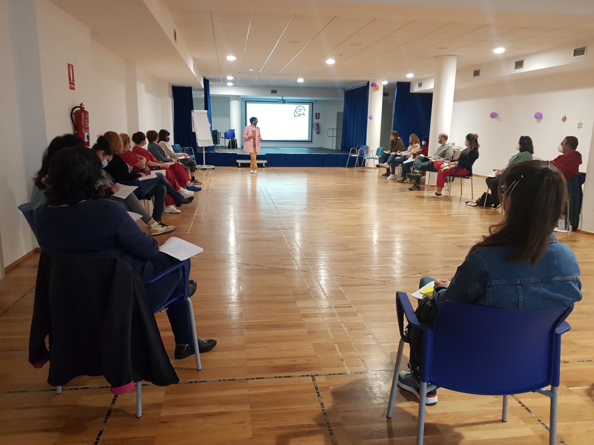 APAMPVigo's tweet photo. 🙃📋📎#Formación Porque somos una entidad de #familias y porque a diario trabajamos junto a ellas, recibimos formación en "Comunicarse con las familias y conseguir su colaboración" gracias al plan de formación continua de Confederación Aspace.🙃📎
#apampcheosdevida #SomosASPACE https://t.co/GcfjfTUs4K
