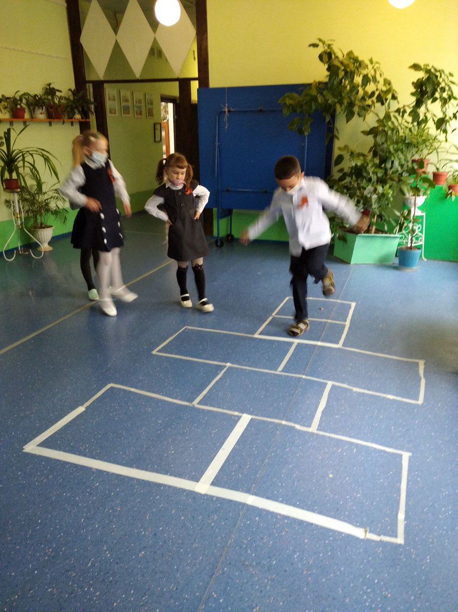 TouzakovoSchool's tweet image. #Долудин2 @GbouSosh2_KCh Волонтеры   отряда &quot;Искры&quot; приняли участие в  областной добровольческой акции &quot;Весенняя неделя добра-2021&quot;, проходившей во всех регионах России. 21 апреля запланированную дворовую игру в &quot;Классики&quot; проводили в школе.#весенняянеделядобра