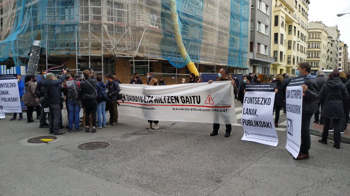 VolkswagenELA's tweet photo. 28 de abril;
Día Internacional de la Salud Laboral y contra la siniestralidad en el trabajo. Para reivindicar este día, se ha realizado una concentración frente  a la sede de la CEN y después junto al Gobierno de Navarra. https://t.co/MbnMcfctNm
