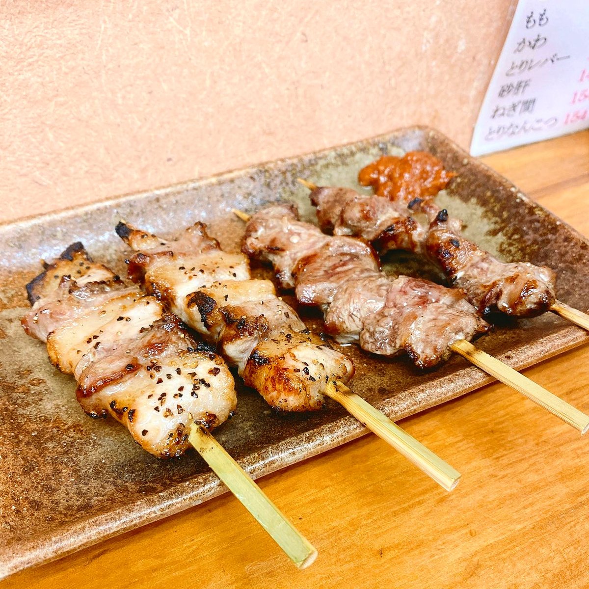 やきとり はんと 5月19日までの営業時間は17 00 21 00 酒類の提供は17 00 00となります クリアパーテーションの設置しております テイクアウトもやってます ご予約はお電話のみとなりますので宜しくお願い致します 写真はカシラとハラミ