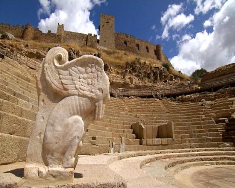 El excelente estado de los elementos del teatro Romano de Medellín hacen pensar que el conjunto se derrumbó sobre sí mismo siendo sus restos protegidos por sus propios escombros y por los sucesivos desprendimientos de la ladera ocultándolo parcialmente hasta su redescubrimiento