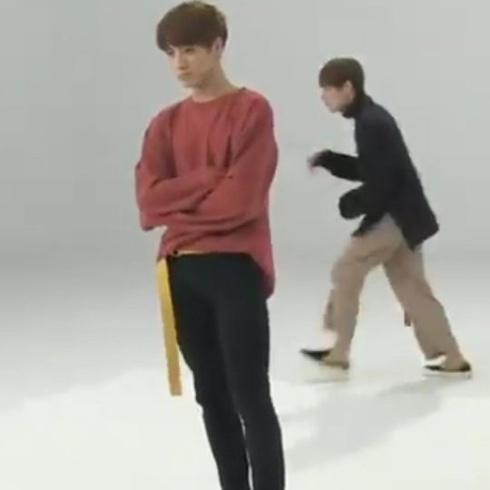 tkchronicles's tweet photo. taehyung likes to photobomb jungkook https://t.co/1T2DfKYFzh