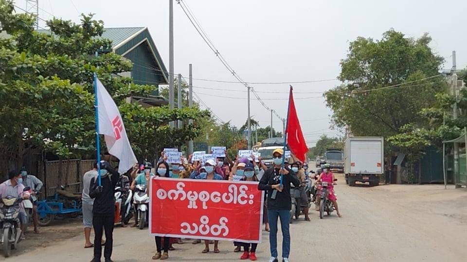 VOABurmese's tweet photo. နေ့စဉ် လူရာနဲ့ချီ ဆန္ဒထုတ်ဖော်နေတဲ့ မန္တလေးမြို့ စက်မှု သပိတ်မြင်ကွင်း။ (ဓာတ်ပုံ - CJ)
#MyanmarMilitaryCoup #WhatsHappeninginMyanmar https://t.co/PdHrAosG0a