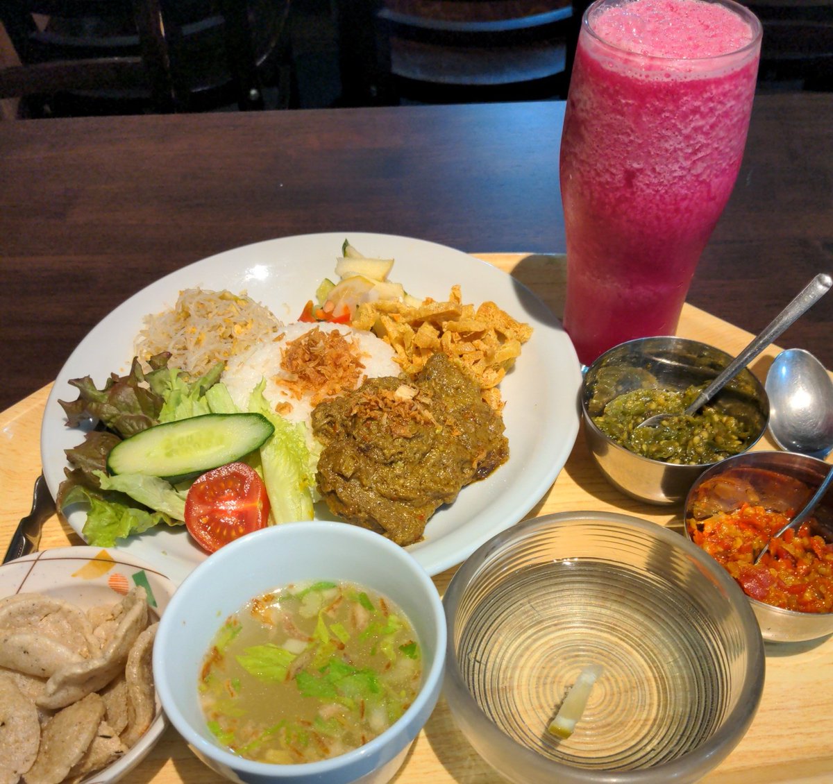 findanewhaven's tweet photo. 最高の #ジャワ料理 を堪能 🇮🇩
#ジャワ島に行きたい 🏝️
ドピンクのジュースは
#ドラゴンフルーツ の天然の色!🌵
#bestjawarestaurant #Paradise
#monggomoro #shinjuku #tokyo
#インドネシア料理 #ルンダン #dragonfruit #サボテン科 https://t.co/QgLhx8onVk