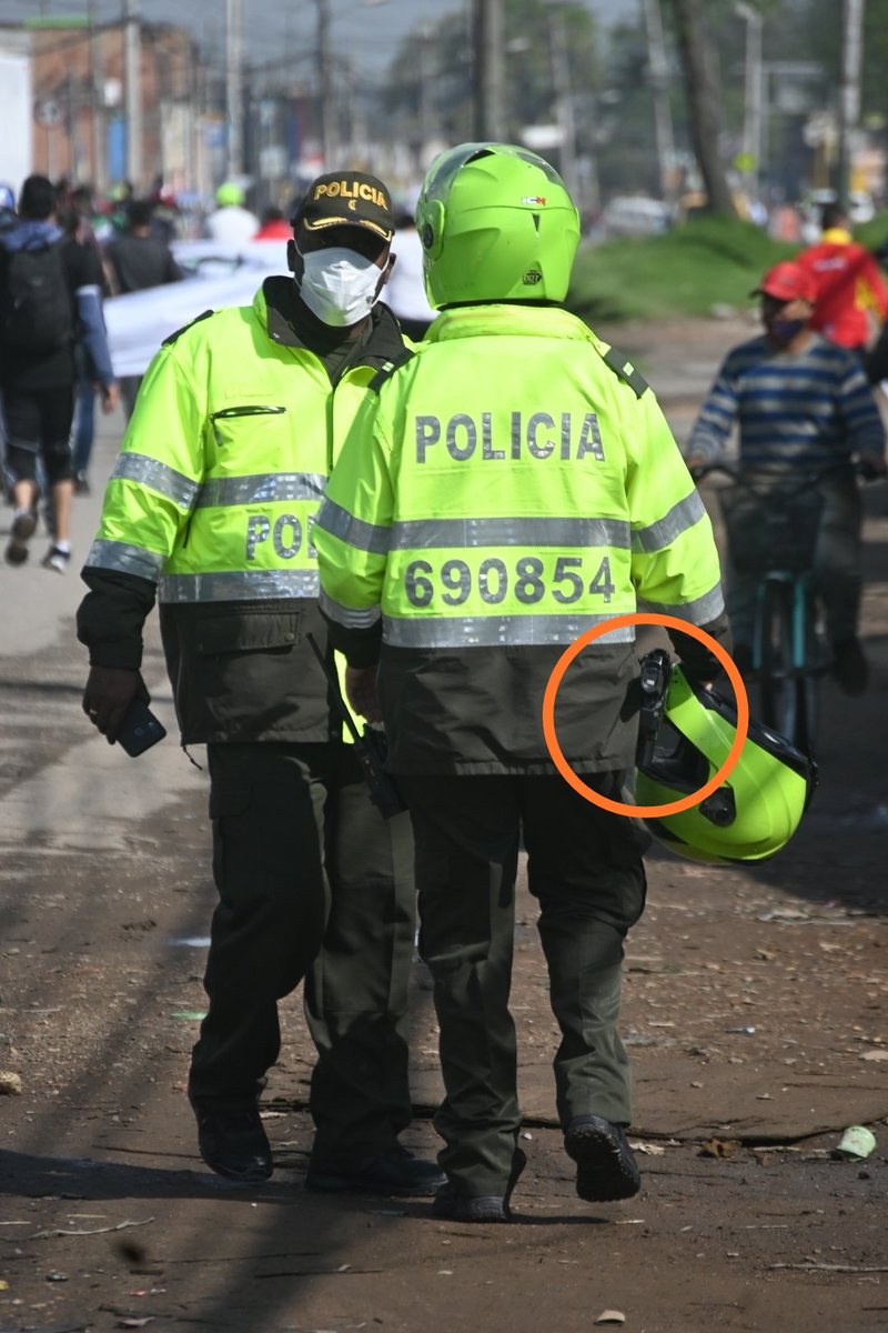 heidy_up's tweet photo. #Denuncia | Policías salen con armas de dotación en #Fontibón. En virtud del acuerdo hecho en la mesa de trabajo del D. 563 de 2015 y otros espacios, @Bogota se había comprometido a que esto no ocurriera, para evitar masacres como la del #9S. @personeriabta https://t.co/ncfaO8ZgMa