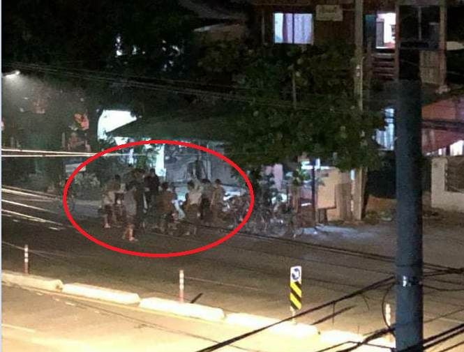 spring21MM's tweet photo. Around 7:30 pm, in #Southokkalarpa 10th ward,#Thitsar road, Military terrorists in plainclothes aiming with guns at the youths.
-They also abducted every passer-by, including youths &amp; elders. Still don't know how many people they abducted.
#Apr28Coup
#WhatsHappeningInMyanmar https://t.co/3BJYgaiUIO