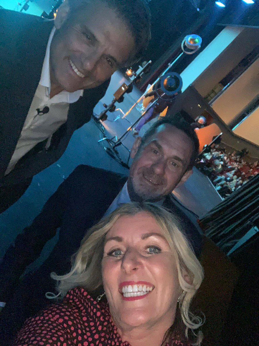 wearepower_net's tweet photo. Behind the scenes 📸
Can’t go to a live event and not get a #simoneselfie!
@SimoneRoche @goodbizfest https://t.co/sBks39xgtV