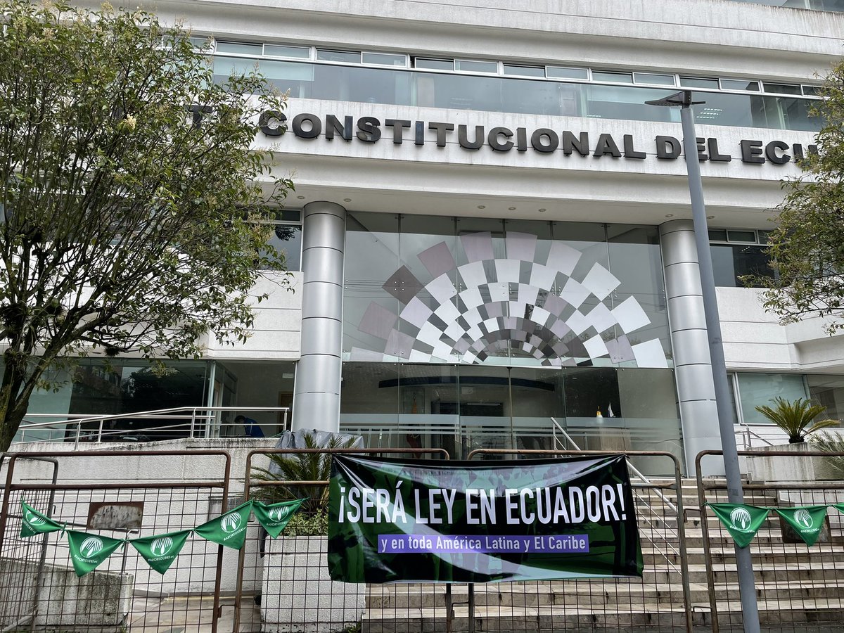 Marluchat's tweet photo. Aquí estamos! hoy haremos una historia más justa para las vidas de las mujeres y niñas. #AbortoPorViolacion #EsUrgenteCorte https://t.co/euVgFxm6sK