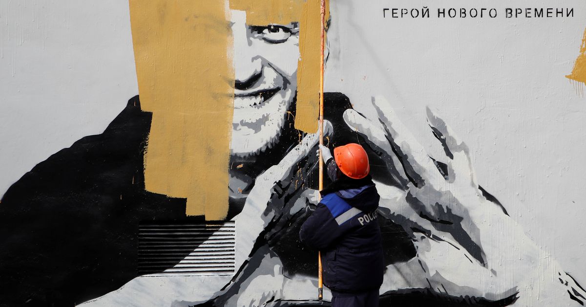 Reuters's tweet photo. Russian authorities paint over large Navalny mural in St Petersburg https://t.co/yeUkN3Z1yk https://t.co/USE4F0KK3H