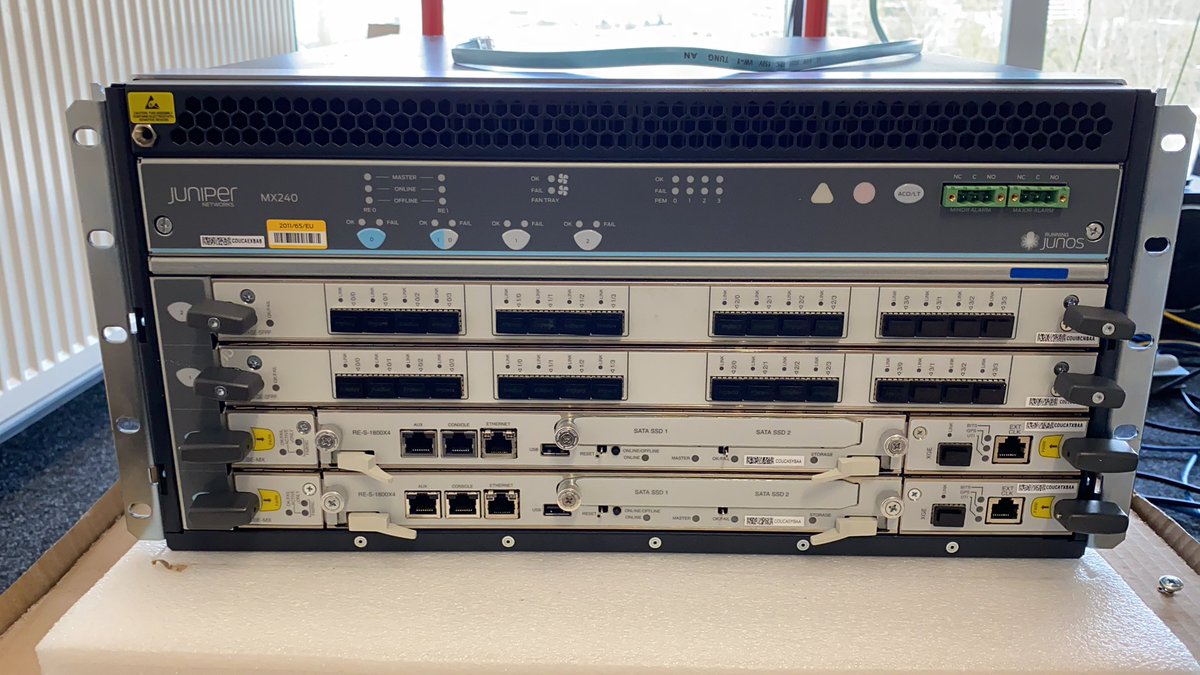 Heute bei uns angekommen, wird in den nächsten Tagen an unserem Standort im Interxion Frankfurt eingebaut. 

#routing #juniper #mx240 <a href="/lumaserv/">LUMASERV</a>