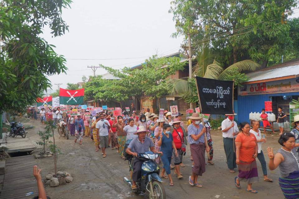Hundreds of Residents in Tamakhan MyoThit, Hpakant gathered and showed strong support of welcoming KIO/KIA (armed ethnic groups) by holding their flags. GIVE BACK INTERNET #Apr28Coup #InternetShutdown #WhatsHappeningInMyanmar