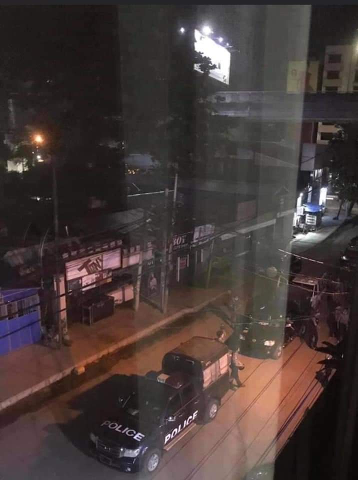 Military's Sponsored Terrorists invaded into Min Street, Baho Street,#Sanchaung tonight,torched to houses and tried to Abduct civillians around 8:30PM. Number of abductees still can't confirm yet.
#WhatsHappeningInMyanmar 
#Apr28Coup