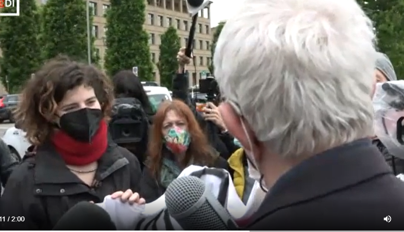 nonunadimeno's tweet image. Non è stato suicidio, è stato stupro. 
Condannati a 3 anni i due uomini che tentarono di violentare #martinaRossi e ne provocarono la morte. it.notizie.yahoo.com/morte-martina-…
stamattina presidio di @NonunadimenoF davanti il tribunale. #ioticredo #nonunadimeno 
video.repubblica.it/edizione/firen…