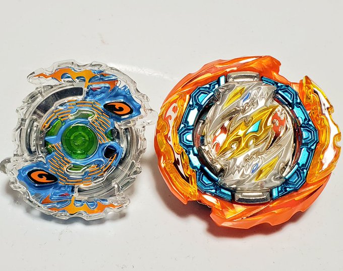 初代ラグナルクに青色あったなーと最新ラグナルクと並べてみた。ラグナルクはシングルレイヤーでもそこそこでかいね 