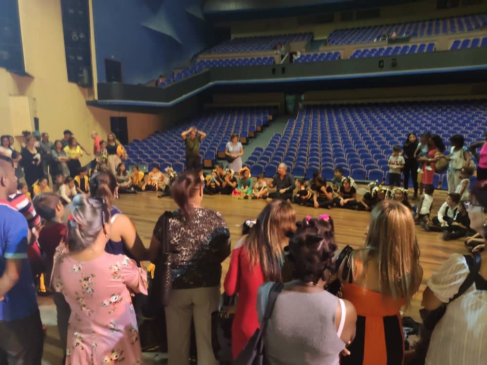 Volveremos a tomarnos de las manos, siempre al final de cada espectáculo. Volveremos a sentir esa sensación, de familia, y amor por lo que hacemos. Pero ahora todos a cuidarnos #Cuba