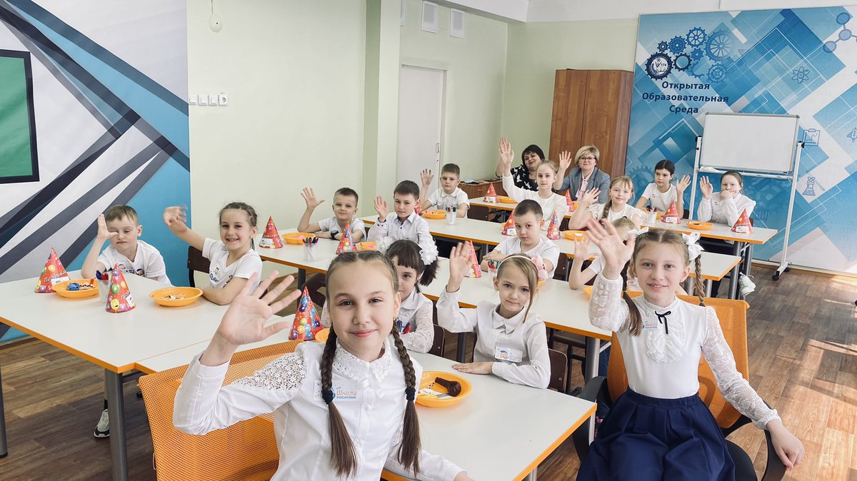 JeanneKoll's tweet photo. #СДесятилетиемШколаРосатома Событийный марафон в Лицее 174 прошло сразу 3 события. Встреча выпускников  #СтранаЧудес  Интеллектуальная игра #Атомныедилеммы с специалистами «Электро-химического завода».  Мастер класс юных журналистов #ВсеВместеСоШколойРосатома  #ШколаРосатома https://t.co/4S60dc6UhG