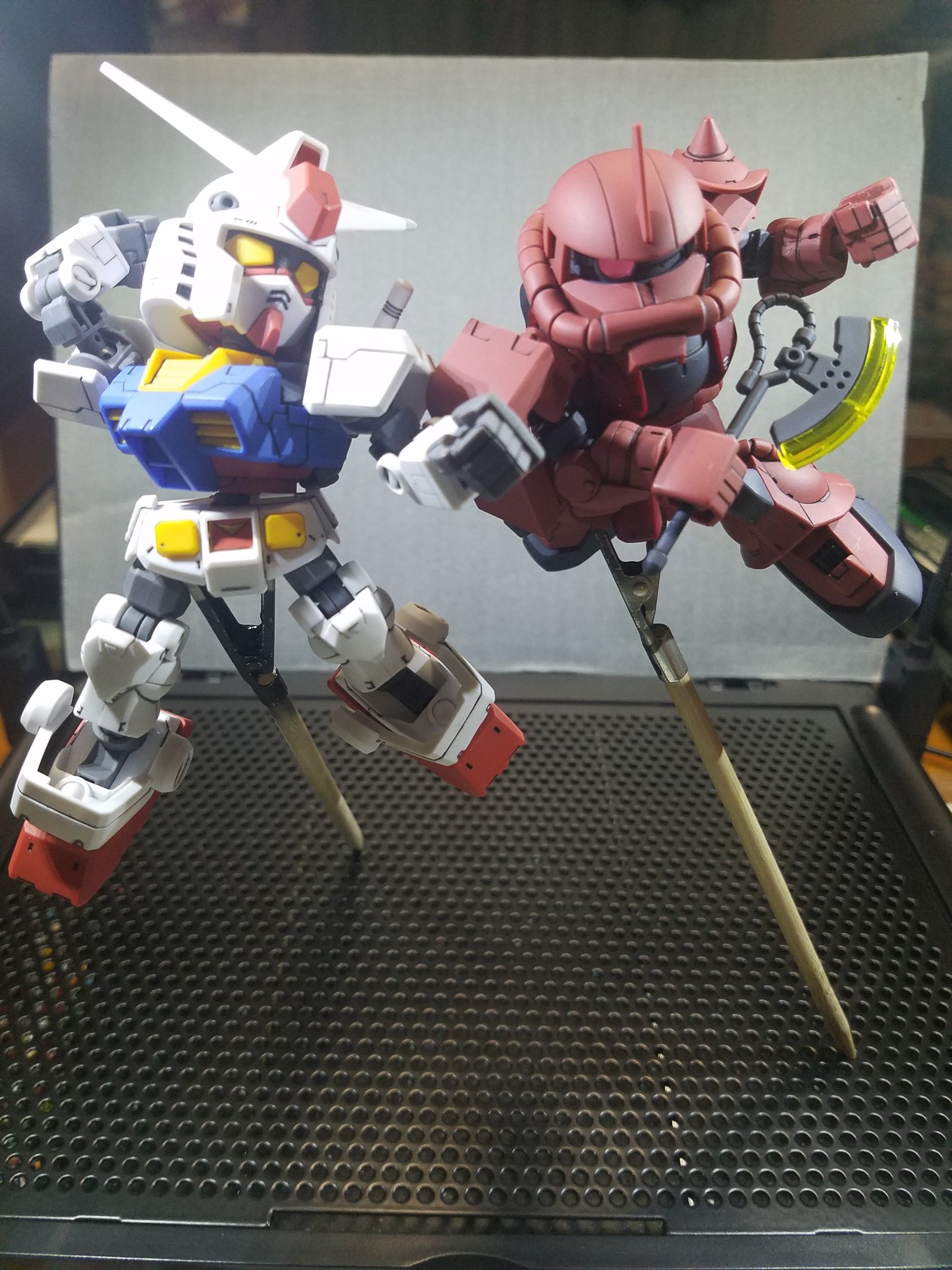 菊池 和夫 ボックスアートに 近づく 箱のイラストと 一緒のポージングも 出来るね Sdガンダム クロスシルエットは 楽しいね 早く 簡易撮影ブースを買おう Sdガンダム クロスシルエット ガンダム シャアザク 下手くそモデラー