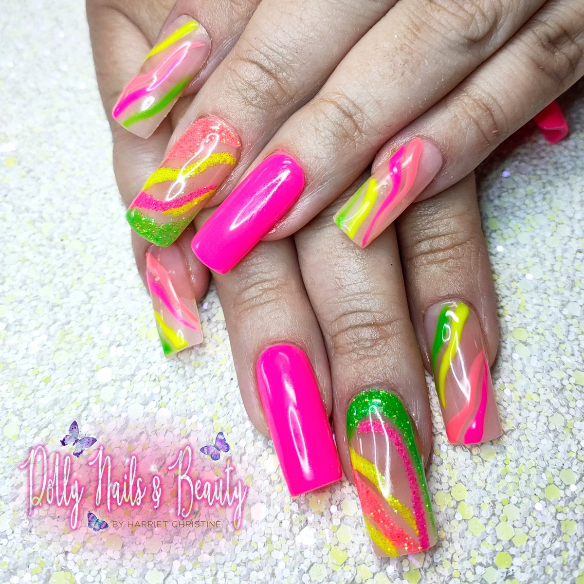 Hello Neon 😍 check out my insta for more nail designs 😘

instagram.com/beautybyharrie…

#neonnails #glitternails #summernails #nails #nailextensions #backtowork