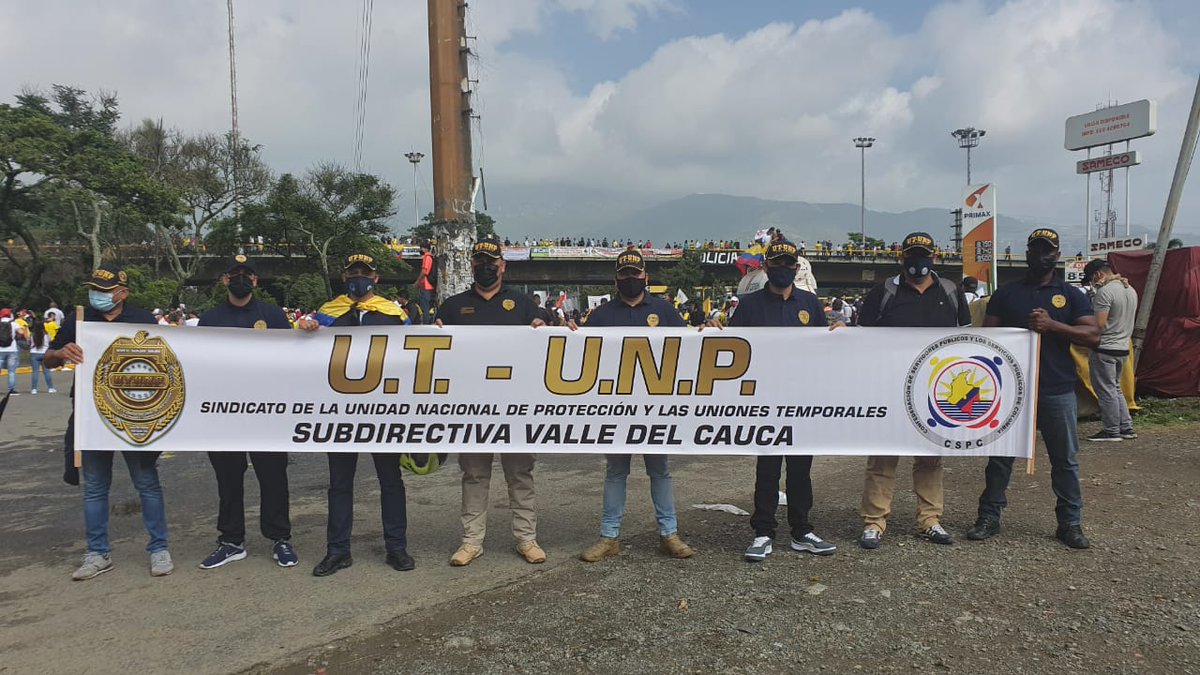 Presentes en nuestra labor sindical Cali, Buenaventura, Centro y Norte del Valle, unidos todos elevando nuestro grito de protesta en contra de la reforma triburaria y los malos manejos administrativos de nuestro pais... por un mejor futuro UT UNP!!!!