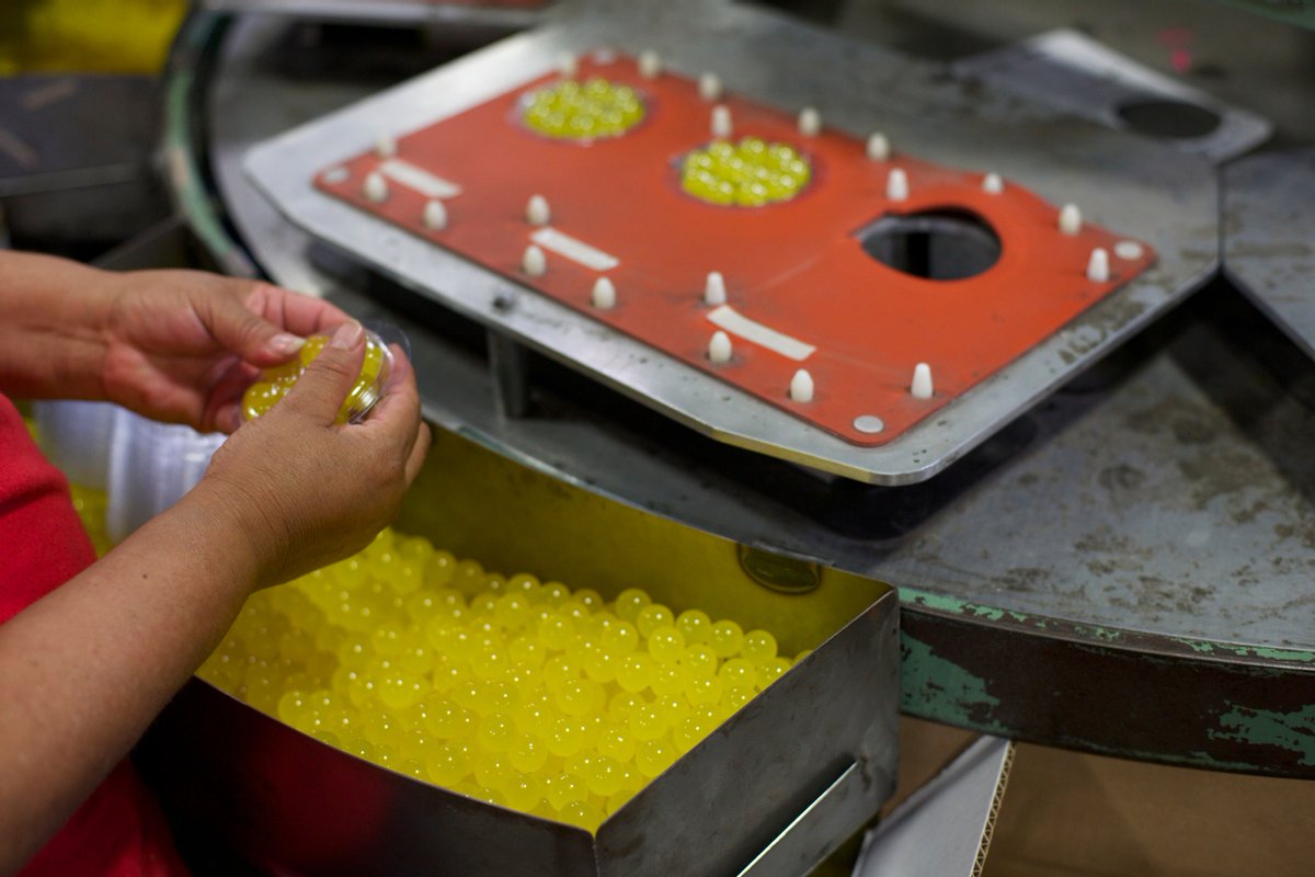 baudererpackage's tweet image. Even with state-of-the-art machinery, some products still require a more gentle and manual touch. #copacker #contractmanufacturing