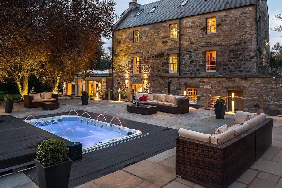 karenjacques01's tweet photo. @VisitScotland #ScotlandReconnect2021 It's a busy few days meeting with buyers who are keen to bring their guests back to #Scotland when restrictions allow. Great to showcase our beautiful country and all it's great product. @40oldmillhouse  #ScotlandIsNow https://t.co/xtT8tIgVcC