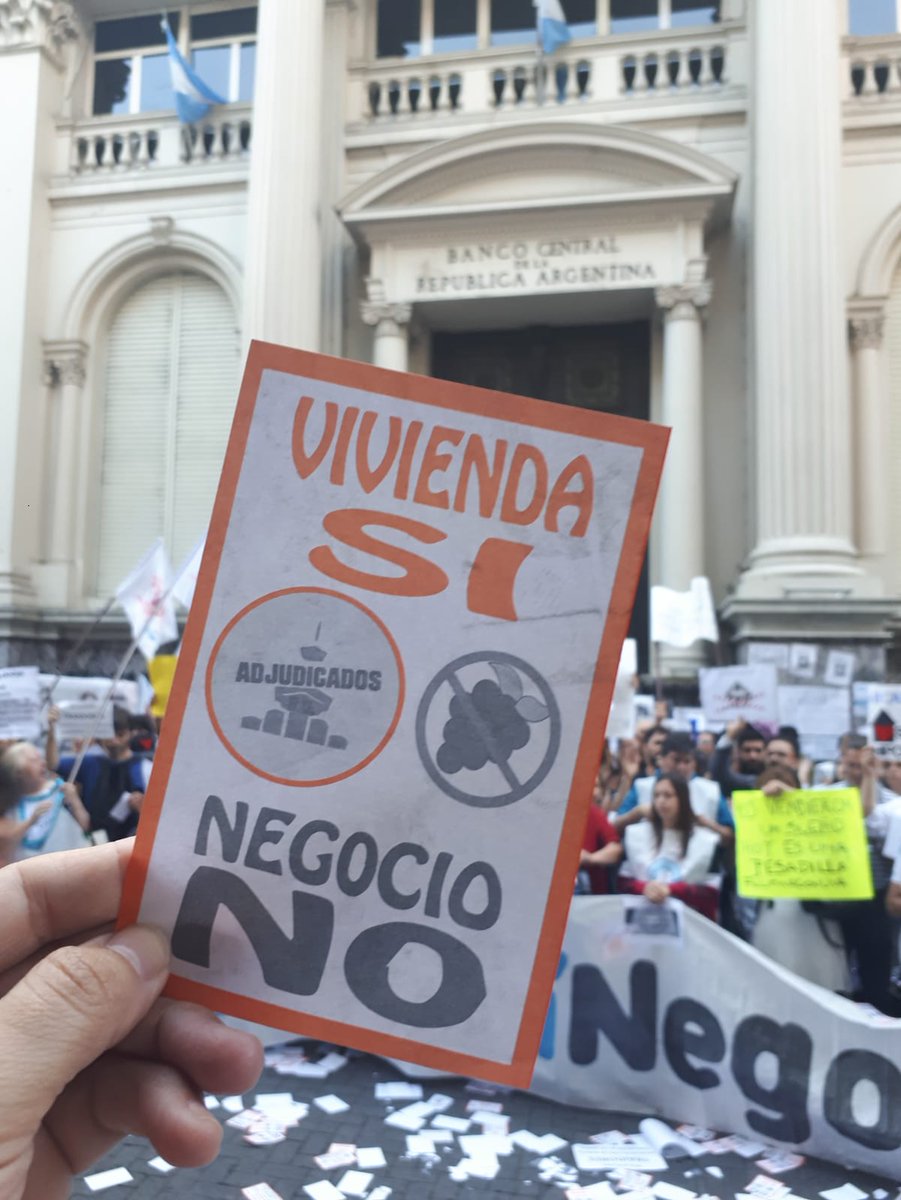 hipotecadosPBA's tweet image. Los bancos públicos responden a los gobiernos que los administran. 
@prensabna = @alferdez 
@bancoprovincia = @Kicillofok 
@BancoCiudad = @horaciorlarreta 

La decisión política será elegir entre la rentabilidad financiera o la protección de las familias.
#HipotecadosUVA