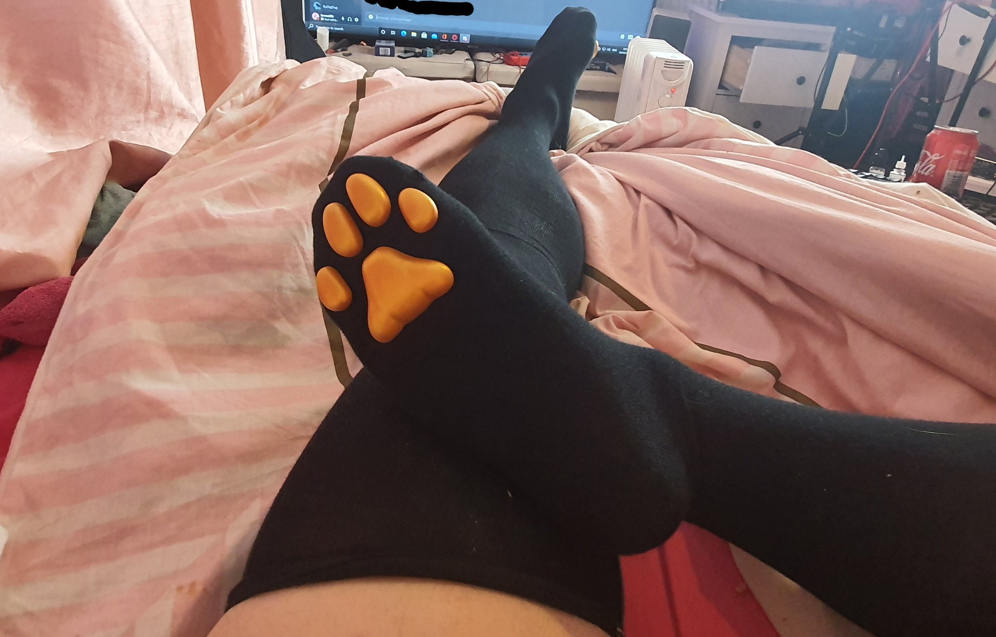 2 pic. Got my ToeBeanies!!! Thank you @ToeBeanies_   ?? #catboi #femboy #thighhigh https://t.co/yXFE