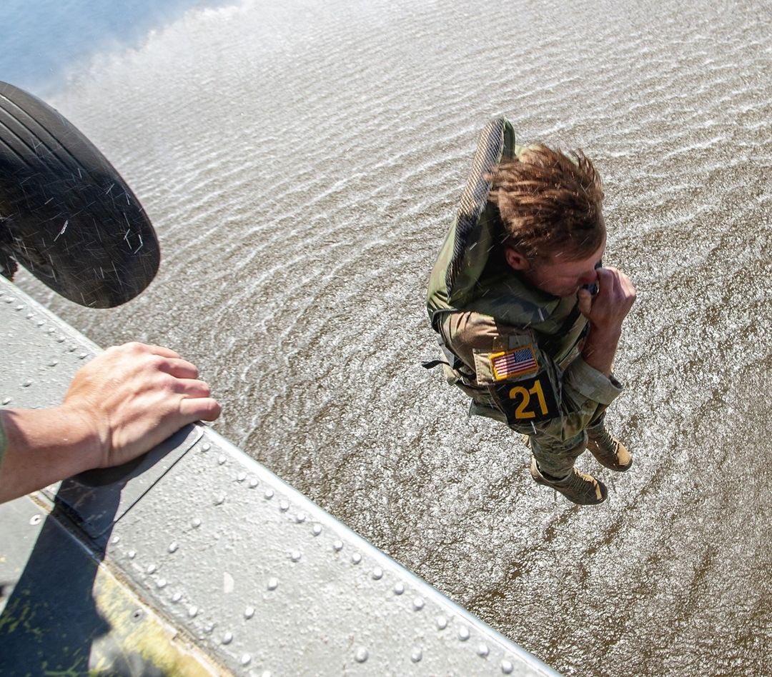 goarmy956's tweet image. A Ranger exits a 🚁 while participating in the combat water survival assessment during Best Ranger Competition. The BRC challenges the physical and mental endurance of the competitor, highlighting tasks routinely conducted. HMU for more info on joining! 956-357-6397