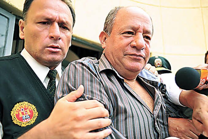 Gjosmell's tweet photo. Los medios hablan y hablan del equipo técnico de Pedro Castillo, pero no dicen que Keiko tiene en el suyo a Carmen Lozada, que fue inhabilitada por el congreso y cuyo esposo fue a prisión por recibir dinero de Montesinos.

Lo peor del fujimorismo ha regresado. https://t.co/RLZg51D6Bp