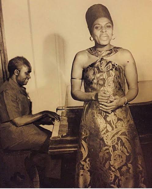 IrisNzolantima's tweet photo. L'un des pères fondateurs de @_AfricanUnion et @SADC_News célèbre 97 ans aujourd'hui. Joyeux anniversaire Dr Kenneth Kaunda, un homme d'état  panafricaniste 🎊 .@AUC_MoussaFaki https://t.co/8IqSfOstvx