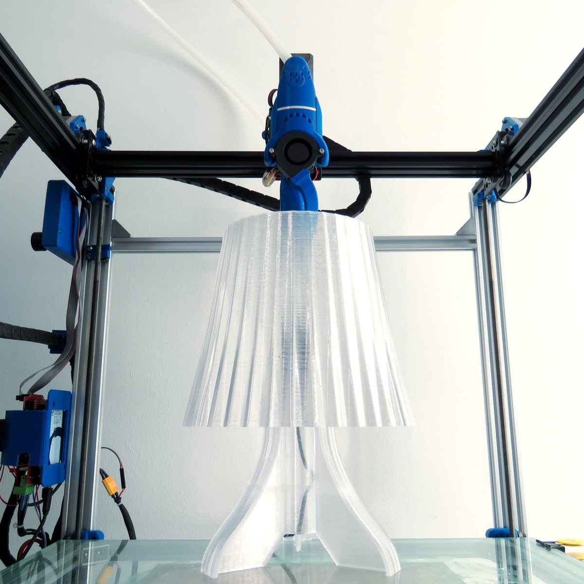 💡 Create beautiful functional products with the Lily extruder 💡
---
These lamps are made of clear PS and weight 1.2kg, the raw material cost is about 5 USD. You can start producing locally custom small batches for your clients in your comunity, saving from the first print. 💰