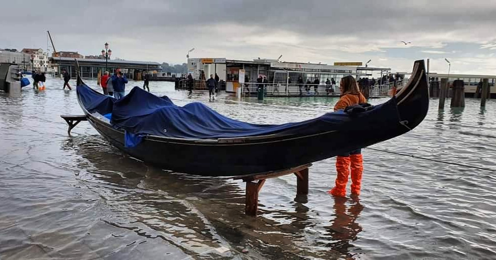 'I danni di quella notte si videro solo il giorno dopo. Non capivamo più dove fosse la terra e dove l'acqua'. Foto di Maria Parisi #acqua #venice #aquagranda2019 #Venezia1600 #Venezia #ClimateAction