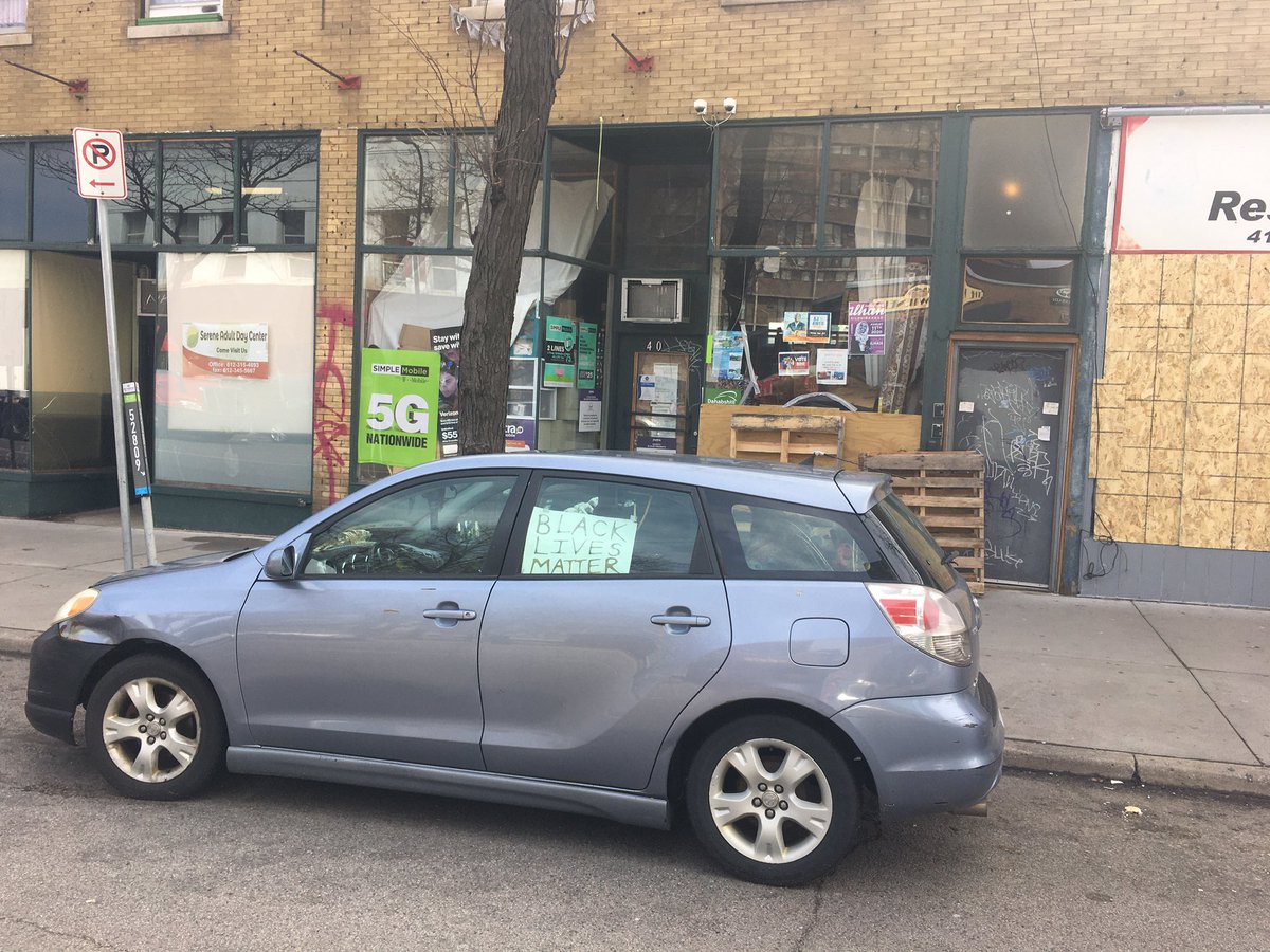 Here’s the Somali convenience store in Minneapolis where a clerk was just murdered last night. “He was like an uncle to me,” Somali teen milling around outside says of the victim. Adds that victim was hard-working. Another Somali teen says, “African Americans are hunting Somalis”