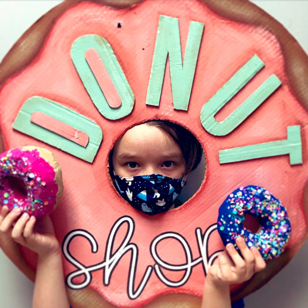 JAV_ARTISTS's tweet image. Our JAV “donut shop” will be opening soon! 🍩 I love that my student suggested the idea for this photo. 💕@javitovskyelem #misdproud