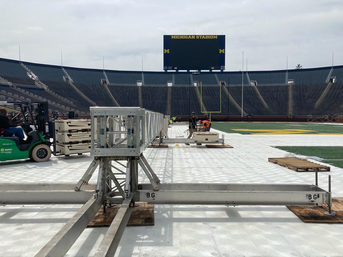 KLANCEUnlimited's tweet photo. What feels like the end is often the beginning.💫 Congratulations, @UMich graduates! We’re honored to be setting the stage for your new beginnings! 🎓

(Now go ace those finals 📚 &amp; we’ll see you here soon!) https://t.co/Mrj7vBRVbb