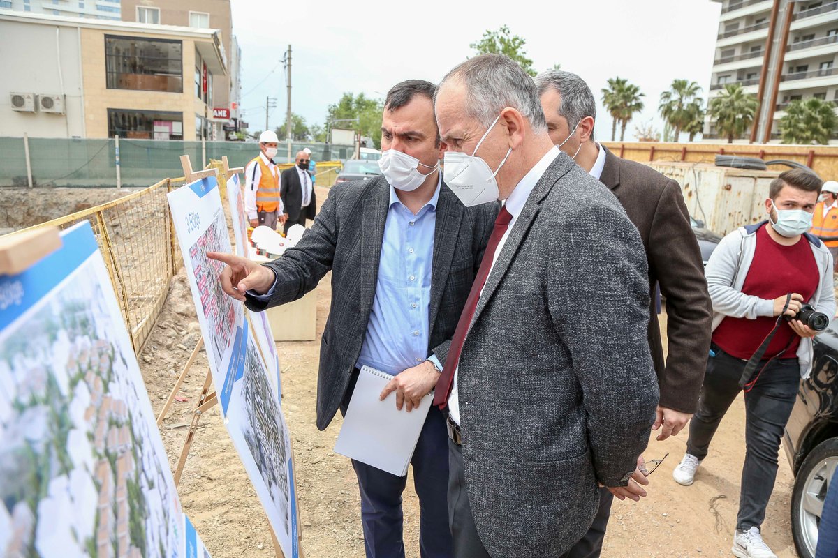 Toki_Kurumsal's tweet photo. TOKİ Başkanımız Ömer Bulut, 30 Ekim'de İzmir'in Seferihisar ilçesinde meydana gelen 6,6 büyüklüğündeki depremde evleri hasar görenler için Bayraklı ilçesindeki rezerv alanda ve binaların yıkıldığı bölgedeki 7 proje alanında devam eden çalışmaları yerinde inceledi. https://t.co/aE2aPB2GeY