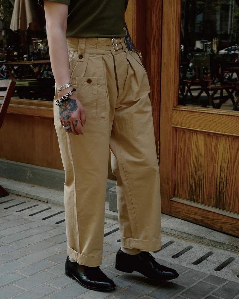 Le pantalon Gurkha Commençons par l’emblématique pantalon Gurkha. Traditionnellement de coupe large et de taille haute, il fut dans un premier temps porté par l’armée anglaise. Il tire son nom des soldats Gurkha, les troupes népalaises d’élite de l’armée anglaise.