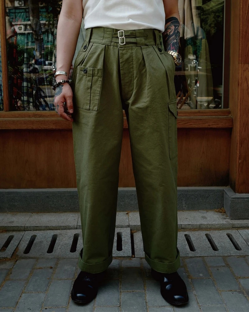 Le pantalon Gurkha Commençons par l’emblématique pantalon Gurkha. Traditionnellement de coupe large et de taille haute, il fut dans un premier temps porté par l’armée anglaise. Il tire son nom des soldats Gurkha, les troupes népalaises d’élite de l’armée anglaise.