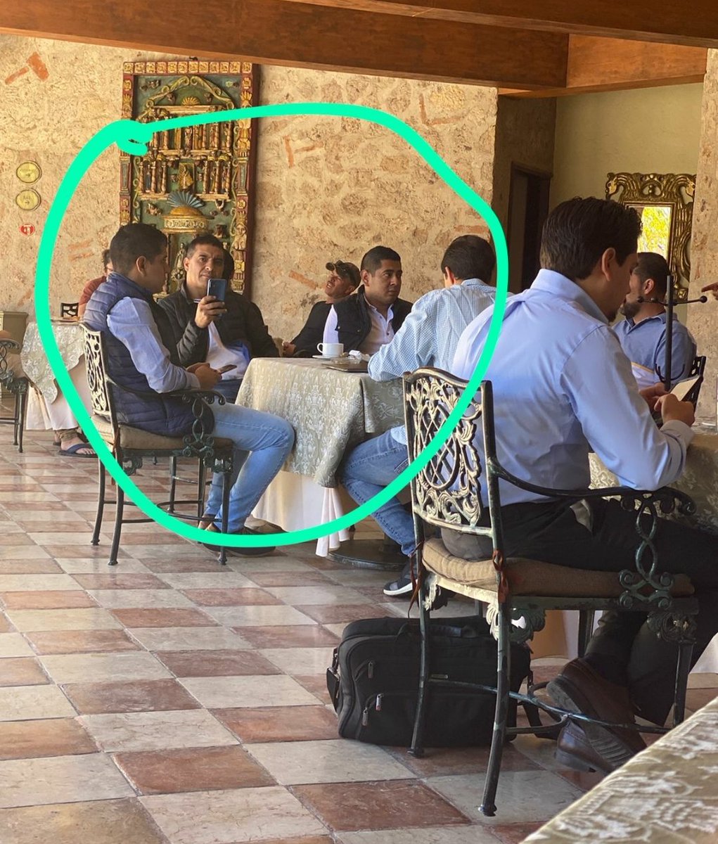Ellos los que me tomaron fotos el pasado viernes en un hotel al sur de la ciudad, hoy resguardando una unidad con microperforados del candidato <a href="/LuisArmandoRF/">Luis Armando Reynoso</a> en el aeropuerto de Aguascalientes me mostraron su arma, pido respeto en esta contienda electoral. No a la violencia!