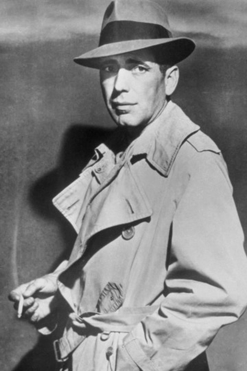 Le trench Coat un manteau long et cintré aux hanches se traduit littéralement par « Manteau de tranchée » il était porté lors de la première guerre mondiale. Il a été grandement popularisé par Hollywood, notamment en 1942 quand Humphrey Bogart l’enfile dans Casablanca