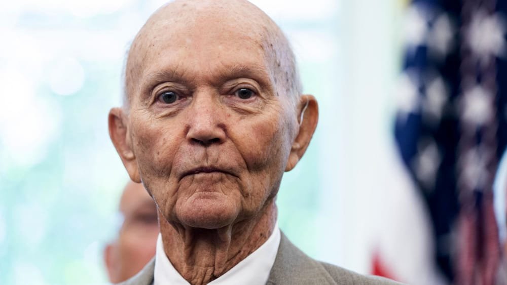 TgLa7's tweet photo. 🔴Morto Michael Collins, uno dei tre uomini della missione Apollo 11. Aveva 90 anni https://t.co/8RUgTBB3mQ