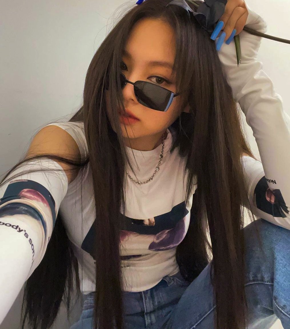 jENNIE???? she-