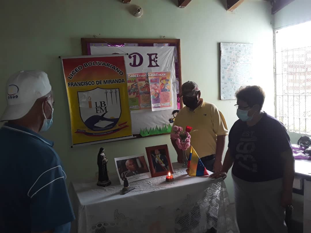 Unidos en oración la familia de @lnfranciscomsc rinde homenaje a nuestro maestro de maestros. Quien luchó con gran compromiso por la Educación  de los jóvenes de esta hermosa patria #AristóbuloPorSiempre @charlychaves @ZonaEducTachira @clbtachira @MPPEDUCACION @psuvaristobulo