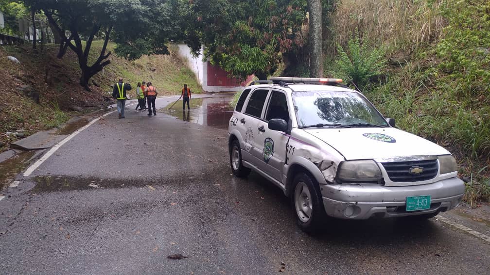 policiachacao's tweet image. #28abr| Av. Ppal. La Castellana hacia el municipio Chacao, transitando por Av. Boyacá desde el este se mantiene anegada debido a las precipitaciones, se coordinan acciones de limpieza de drenajes, ya habilitada parcialmente la vía. @duquegustavoS #trabajandoxchacao