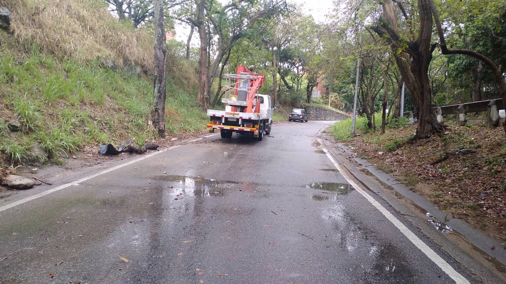 policiachacao's tweet image. #28abr| Av. Ppal. La Castellana hacia el municipio Chacao, transitando por Av. Boyacá desde el este se mantiene anegada debido a las precipitaciones, se coordinan acciones de limpieza de drenajes, ya habilitada parcialmente la vía. @duquegustavoS #trabajandoxchacao